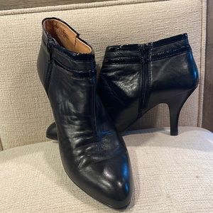 Super cute an comfy black Sofft women’s boots. Excellent used condition